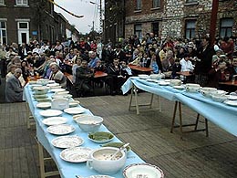 La place, son estrade et les assiettes. Le Chaudeau arrive.